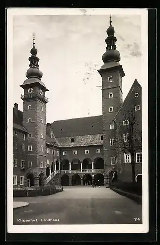 AK Klagenfurt, Landhaus mit Passanten