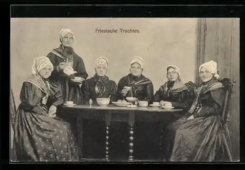 AK Gruppe von Frauen sitzt am Tisch, Friesische Trachten