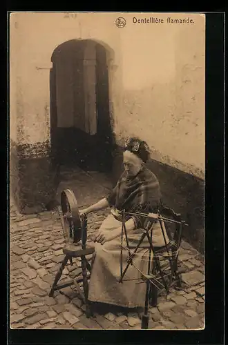 AK Alte Frau am Spinnrad in belgischer Tracht