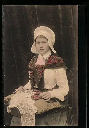 AK Flämische Spitzenklöpplerin bei der Arbeit