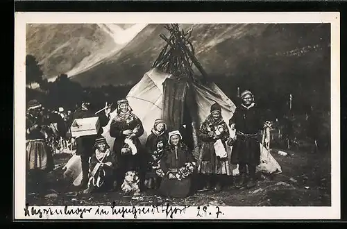 AK Lappenfamilie vor ihrem Zelt