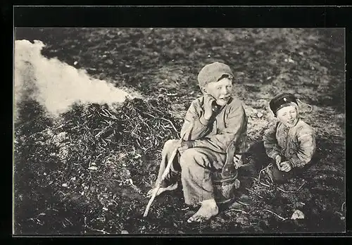 AK Svedjevakt vid Tornea elf, Zwei norwegische Jungen in abgerissener Kleidung