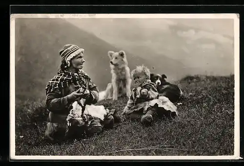 AK Norwegen, Lappenlager, Frau mit Kind und Hunden