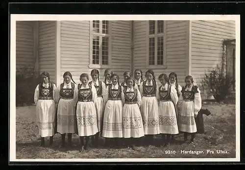 AK Ulvik, Hardanger, Gruppe von Norwegerinnen in Tracht