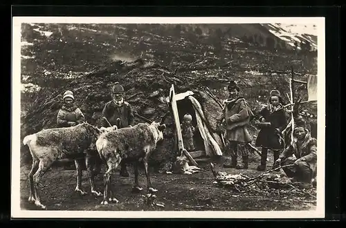 AK Lappländer vor Behausung, norwegische Tracht