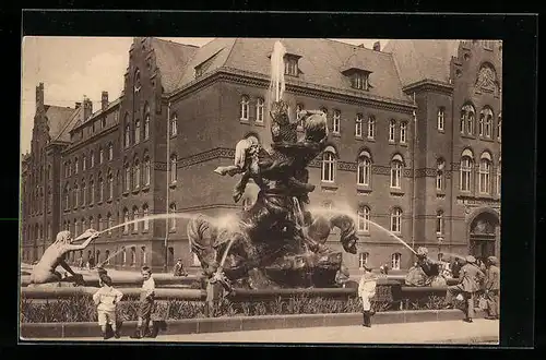 AK Hamburg-Altona, Stuhlmannbrunnen mit Besucher