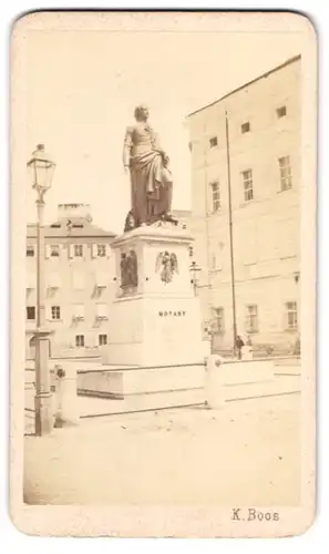 Fotografie Karl Boos, Salzburg, Ansicht Salzburg, Partie auf dem Mozartplatz mit Mozartdenkmal