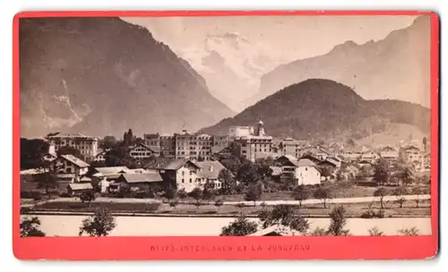 Fotografie F. Charnaux, Geneve, Ansicht Interlaken, Teilansicht der Stadt mit der Jungfrau