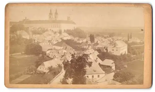 Fotografie unbekannter Fotograf, Ansicht Kremsmünster, Blick über die Stadt mit dem Kloster