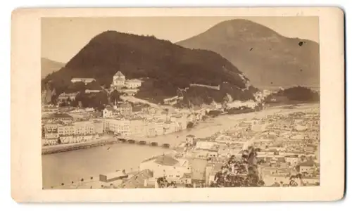 Fotografie unbekannter Fotograf, Ansicht Salzburg, Blick in die Stadt mit dem Kapuzinerberg