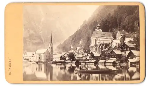 Fotografie Ludwig Hardtmuth, Ischl, Ansicht Hallstatt, Blick auf die Stadt vom See aus gesehen
