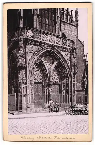 Fotografie unbekannter Fotograf, Ansicht Nürnberg, Topfhänder am Portal der Frauenkirche