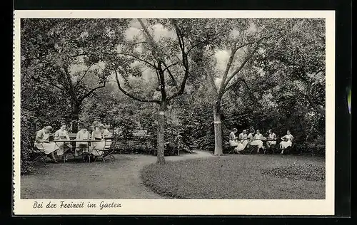 AK Gohfeld, Landfrauenschule d. Westf. Frauenhilfe, b. d. Freizeit im Garten