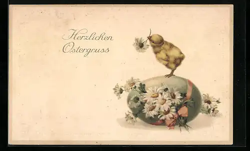 AK Osterküken sitzt auf einem Osterei