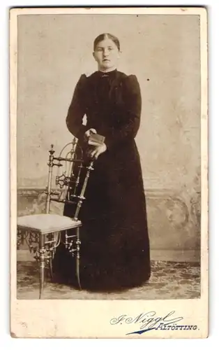Fotografie J. Niggl, Altötting, Junge Dame im schwarzen Kleid
