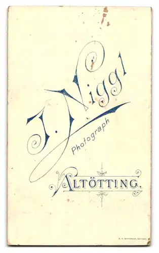 Fotografie J. Niggl, Altötting, Junge Dame im schwarzen Kleid