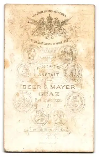 Fotografie Beer & Mayer, Graz, Beethovenstr. 21, Hübsche Dame in zeitgenössischer Kleidung