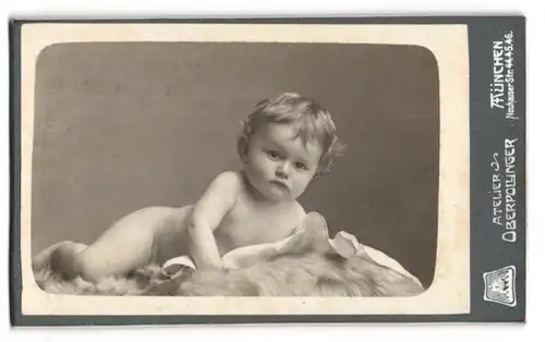 Fotografie Atelier Oberpollinger, München, Nacktes Kleinkind liegt auf einem Fell