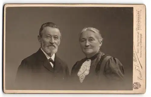Fotografie Ernst J. Müller, Reichenberg, Bismarckplatz 16, Älteres Paar in hübscher Kleidung