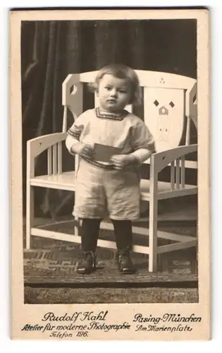 Fotografie Rudolf Kahl, München-Pasing, Am Marienplatz, Kleiner Junge in modischer Kleidung