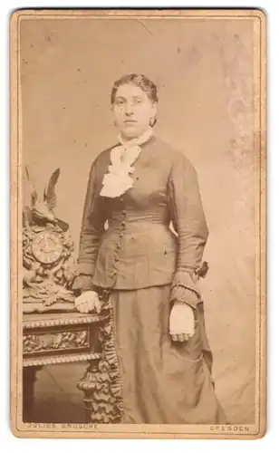 Fotografie Julius Grusche, Dresden, Bautzner Str. 32, Junge Dame in hübscher Kleidung