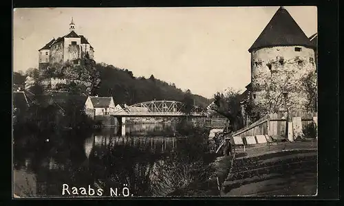 Foto-AK Raabs /N.-Ö., Uferpartie mit Schloss und Brücke