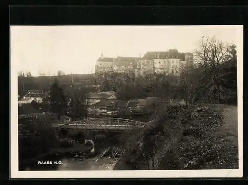 AK Raabs /N.-Ö., Uferpartie mit Brücke