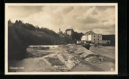 AK Raabs /N.-Ö., Uferpartie mit Schloss