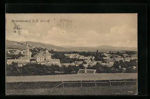 AK Hochwolkersdorf, Ortsansicht mit Bergblick und Feldern