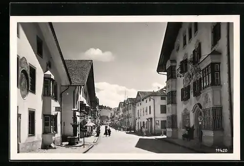 AK Matrei /Brenner, Strassenpartie im Sonnenschein