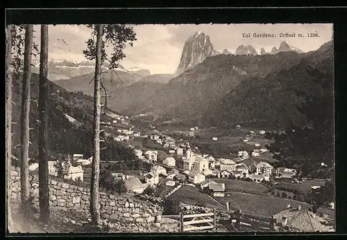 AK Ortisei /Val Gardena, Ortsansicht mit Bergspitzen aus der Vogelschau