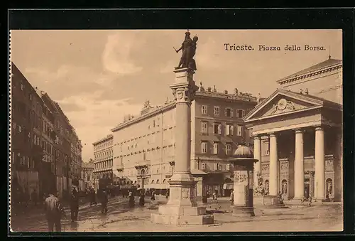 AK Trieste, Litfasssäule auf der Piazza della Borsa, Standbild Kaiser Leopold I.