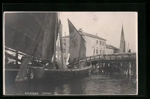 AK Chioggia, Segelschiffe und Brücke am Hafen