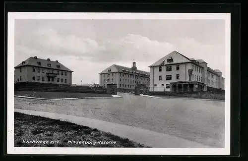AK Eschwege a. W., auf der Strasse vor der Hindenburg-Kaserne