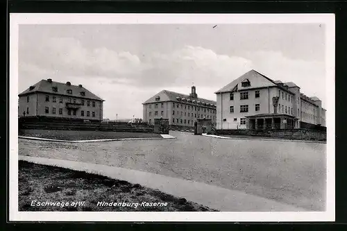 AK Eschwege a. W., auf der Strasse vor der Hindenburg-Kaserne