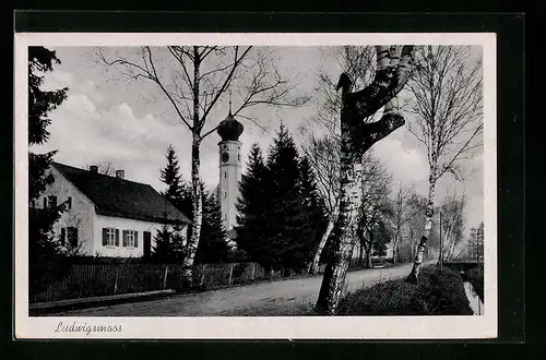 AK Ludwigsmoos, Strasse mit Kirche