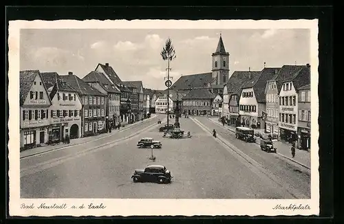 AK Bad Neustadt a. d. Saale, Geschäfte um den Marktplatz, Blick zur Kirche
