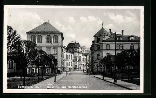AK Sonneberg /Th., Industrie-und Handelsschule, Strassenpartie