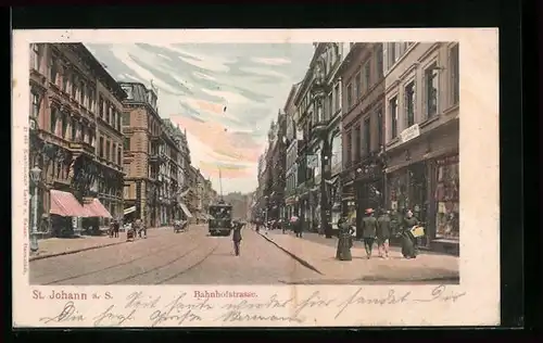 AK St. Johann a. S., Bahnhofstrasse mit Passanten und Strassenbahn