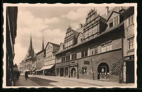 AK Saalfeld /Saale, Strassenpartie mit Stadt-Apotheke