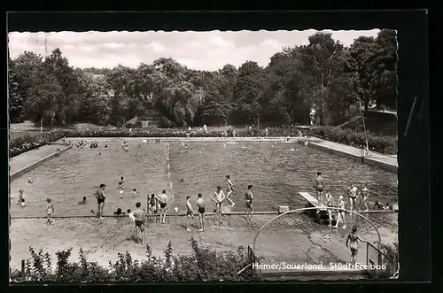 AK Hemer /Sauerland, Städt. Freibad mit Besuchern