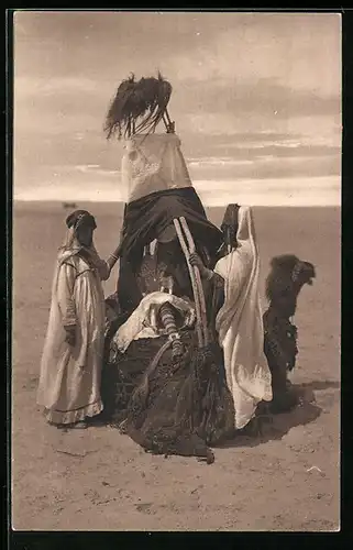 AK Arabische Frauen neben einem Kamel in der Wüste