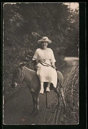 Foto-AK Junge Dame auf einem kleinen Esel