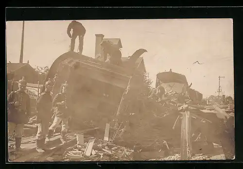 Foto-AK Müllheim, Eisenbahnkatastrophe 17.7.1911, Soldaten am Wrack