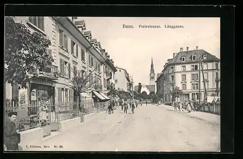 AK Bern, Freiestrasse und Länggasse mit Geschäften und Passanten, Blick zur Kirche