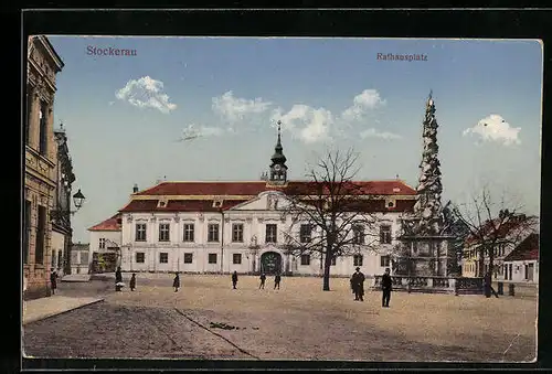 AK Stockerau, Rathausplatz mit Denkmal