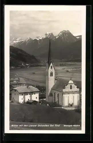 AK Sillian, Ortspartie mit Kirche und den Lienzer Dolomiten
