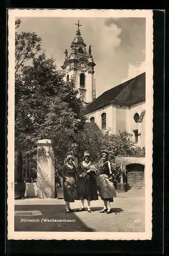 AK Dürnstein / Wachau, Wachauerinnen vor der Kirche