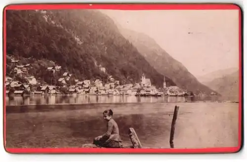 Fotografie unbekannter Fotograf, Ansicht Hallstatt, junges Mädchen am Ufer des Hallstätter See