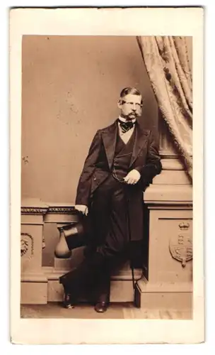 Fotografie Mayall, London, Portrait Kronprinz Friedrich III. von Preussen im Anzug mit Zylinder